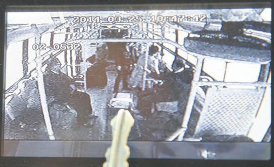 车上的监控显示:10时47分,中年女子对祝大爷开始破口大骂。